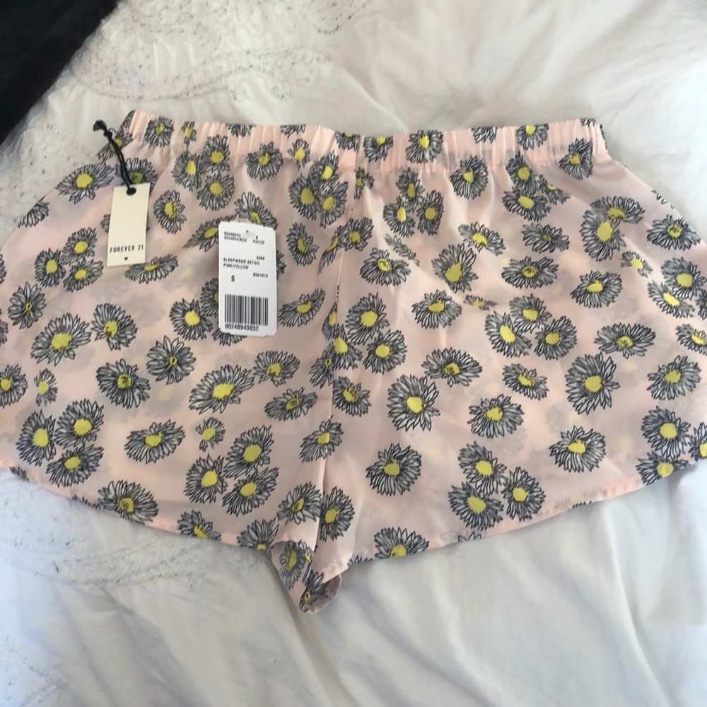 Light pink daisy Jammie shorts 🌸🌼
